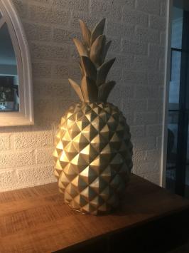 Ananas - polystone beeld - 68 cm - goudkleurig - in detail