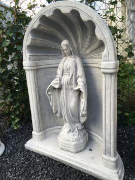 Schöne Marienstatue in steinernem Oratorium