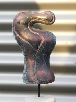 Abstract Spirit - auf Sockel - Stein - 92 cm - Kupferoptik