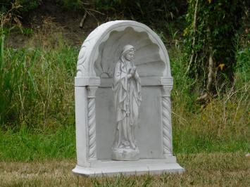 Tuinbeeld van een bidkapel met Maria, volledig van steen, weersbestendig