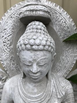 Buddha auf Thron, weiß gewaschen, Vollstein