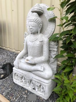 Buddha auf Thron, weiß gewaschen, Vollstein