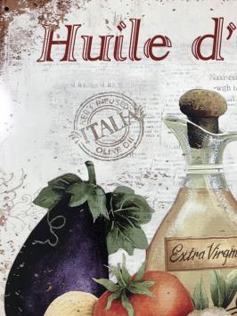 Metallschild mit Gemüse und dem Text: ''HUILE D'OLIVE''.