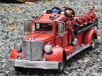 Robustes Feuerwehrauto - handgefertigt aus Metall