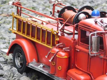 Robustes Feuerwehrauto - handgefertigt aus Metall