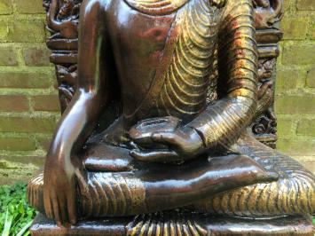 Thailändische Buddha-Statue auf massivem Steinthron