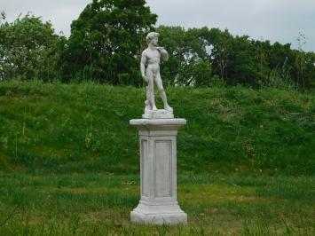 David, biblische Figur auf Sockel, Gartenstatue aus Stein, weiß/grau