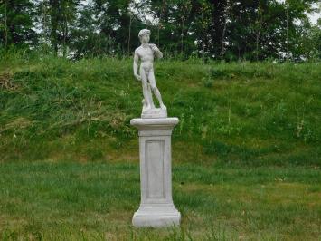 David, biblische Figur auf Sockel, Gartenstatue aus Stein, weiß/grau