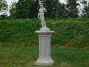 David bijbelse figuur op sokkel, tuinbeeld steen, wit / grijs