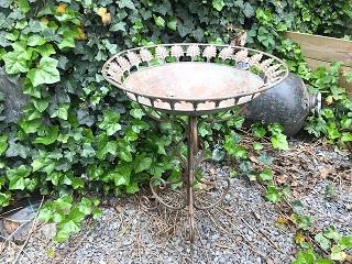 Bain d'oiseaux sur pied – 67 cm – métal aspect antique