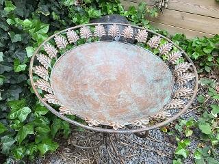 Bain d'oiseaux sur pied – 67 cm – métal aspect antique