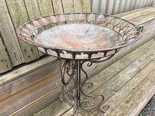 Bain d'oiseaux sur pied – 67 cm – métal aspect antique