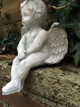Kleine zittende Engel uit vol steen, prachtig om te zien!!