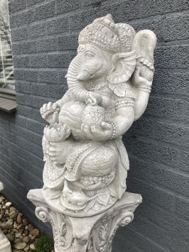 Tuinbeeld Ganesha, steen, op sokkel
