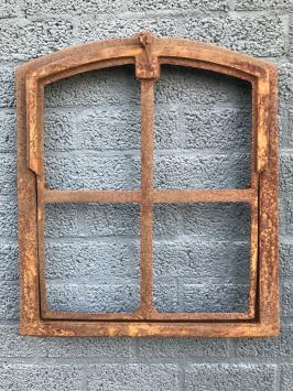 Ein antik anmutendes Stallfenster, zu öffnen, unbehandeltes Gusseisen, Liegefläche, Fenster