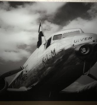 Kunst auf Glas des Flugzeugs: 'De UIVER', niederländische Geschichte, wunderschön!