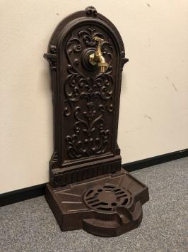 Fontaine de jardin sur pied avec robinet – 65 cm – fonte marron