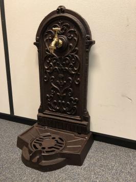 Fontaine de jardin sur pied avec robinet – 65 cm – fonte marron