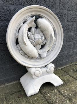 Koi auf Ständer - Steinornament - 57 cm - klassisch