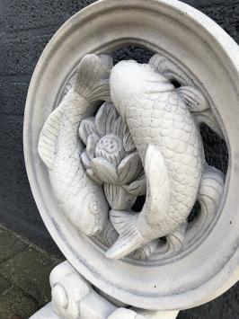 Koi auf Ständer - Steinornament - 57 cm - klassisch