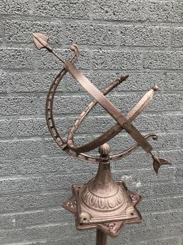 Cadran solaire en fonte – décor marron – 120 cm
