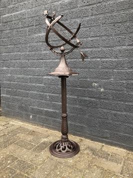 Cadran solaire en fonte – décor marron – 120 cm