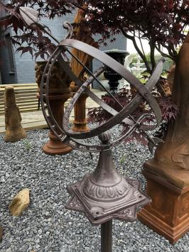 Cadran solaire en fonte – décor marron – 120 cm