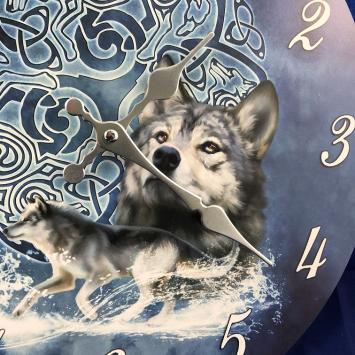 Uhr Holz mit Bild eines keltischen Wolfes