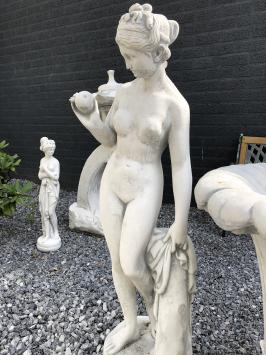 Vol stenen beeld van Venus (god)met appel, geweldig fraai tuinbeeld.