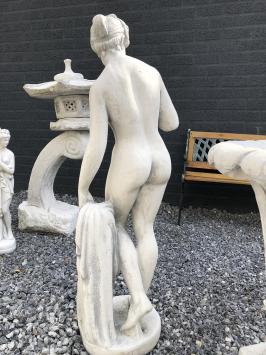Vol stenen beeld van Venus (god)met appel, geweldig fraai tuinbeeld.