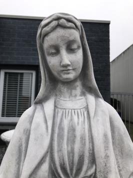 Maria op een sokkel, tuinbeeld Maria, stenen beeld, groot