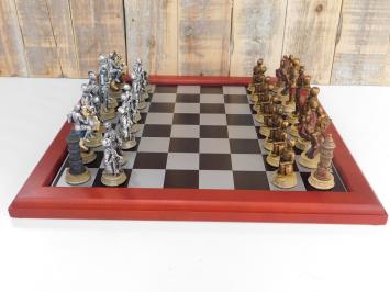 Ein Schachspiel mit dem Thema: 'MEDIEVAL KNIGHTS', schöne Schachfiguren als mittelalterliche Ritter