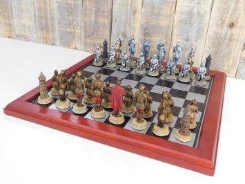 Ein Schachspiel mit dem Thema: 'MEDIEVAL KNIGHTS', schöne Schachfiguren als mittelalterliche Ritter