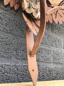 Metallskulptur einer Eule auf einem Ast, für die Wand