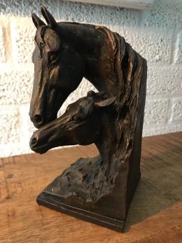 Boekensteun paard, beeld merrie met veulen, paardenbeeld in brons look