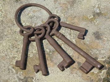Dekorativer mittelalterlicher Schlüsselbund, 5 einzigartige Schlüssel, Eisen
