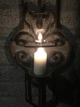 Gietijzeren wandornament - kaarshouder met glas - rustiek