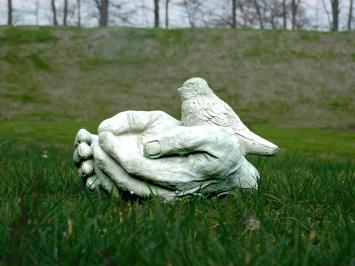 Bain d'oiseaux exclusif – mains avec oiseau – pierre – 18 cm