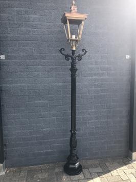 Buitenlamp, lantaarn met keramische fitting en glas, gegoten aluminium paal, zwart, met koperen vierkante kap, hoog 240 cm.