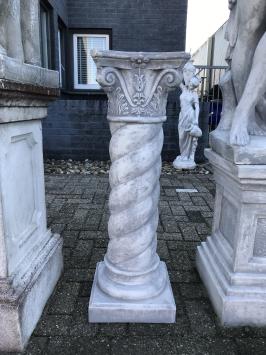 Verzierter Sockel / Säule zum Aufstellen einer Statue oder einer Vase, z. B. eine große Säule